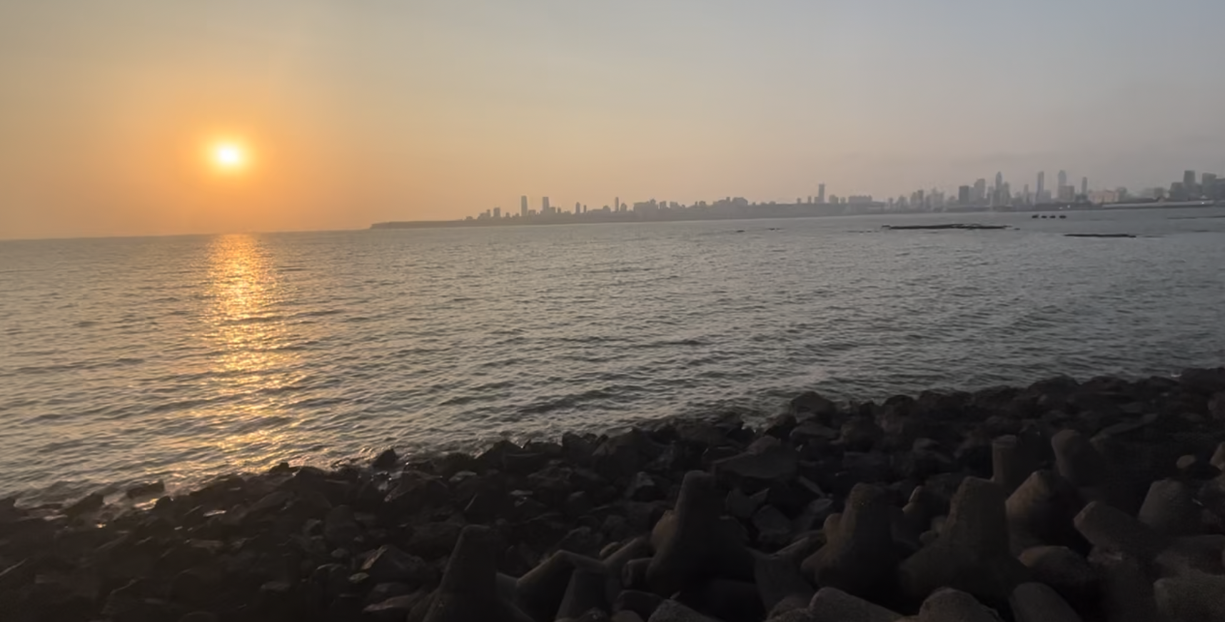 <figcaption>Sunset at Marine Drive</figcaption>